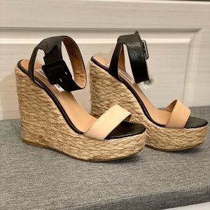 Steve Madden weaved wedge heel sandel. Size 7